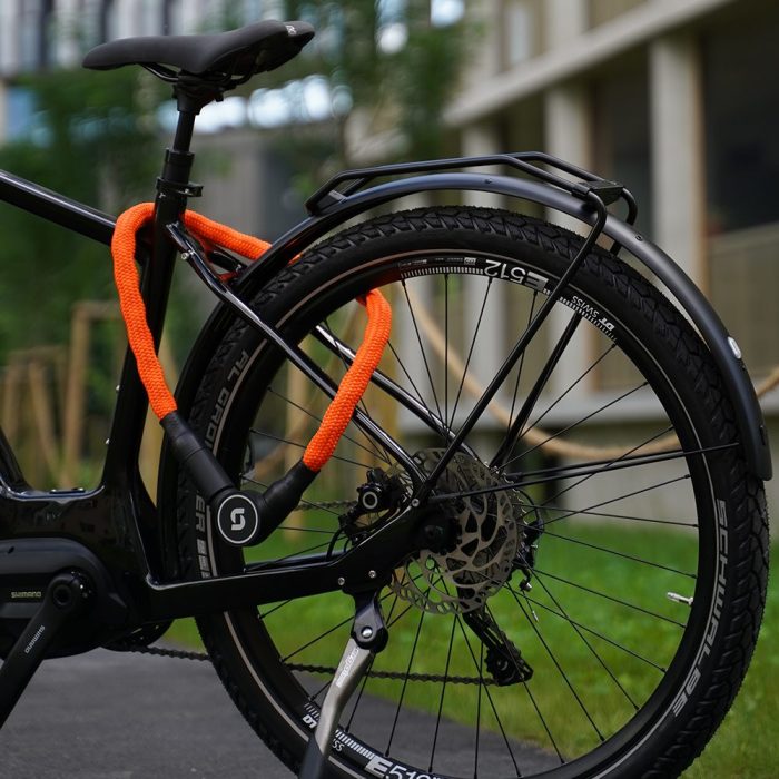 De Serea Swift in oranje wordt gebruikt om een fiets af te sluiten.