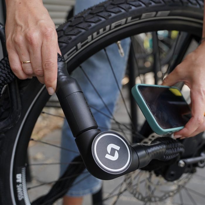 Het Serea-slot wordt door iemand tegen een telefoon gehouden.